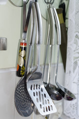 Przybory kuchenne wiszące na listwie magnetycznej. © Rajtar photography