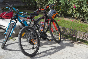 Fototapeta na wymiar two mountain bikes in the park