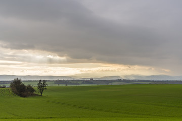 Blick in den Harz und zum Brocken in den Wolken