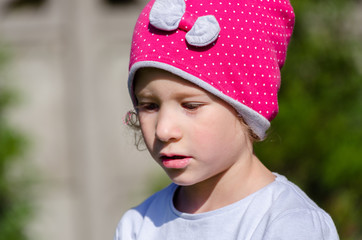 Mała dziewczynka bawi się na placu zabaw jesienią. © Rajtar photography