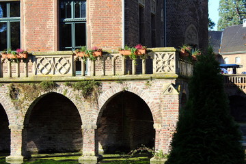 Fototapeta na wymiar Schlossgraben an Schloss Paffendorf