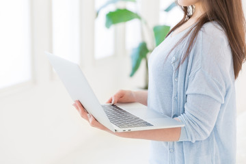 Fototapeta premium コンピューターを使う女性 手元