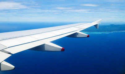 Naklejka premium Airplane heading to an island