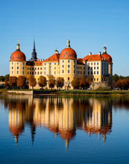 Fototapeta na wymiar Blick auf das idyllisch gelegene Schloss Moritzburg 
