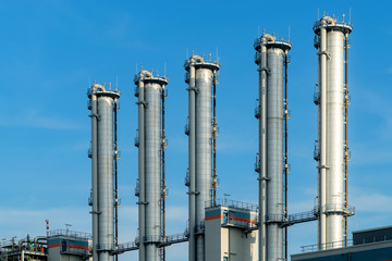 Chemiefabrik - Industrieanlage Raffinerie mit Rohrleitungssystem // Chemical plant - industrial 