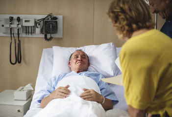 Obraz premium Friends visiting a sick patient at a hospital