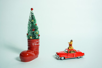 クリスマスツリーを見つめる疲れたトナカイ　白背景