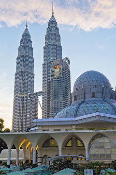 Asia, Malaysia, Selangor State, Kuala Lumpur, Mosque in the KLCC city park grounds at the base of the iconic Petronas Towers, 88 storey steel clad twin towers with a height of 451.9 metres