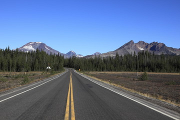 Naklejka premium カスケード・レイクス・ナショナル・シーニック・ハイウェイとスリー・シスターズとブロークン・トップ