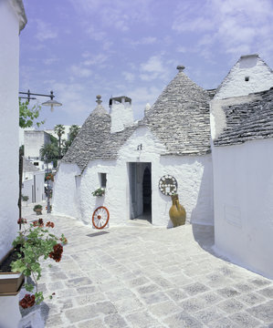 Old trulli houses with stone domed roof, Alberobello, UNESCO World Heritage Site, Puglia, Italy, Eur