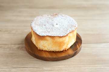 テーブルに置いた スポンジケーキ