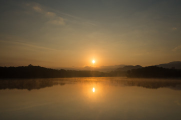 Fototapeta premium 日の出 水面に映る朝焼け