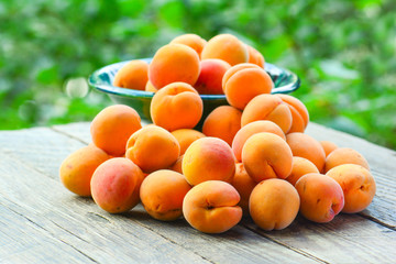 Fototapeta na wymiar Apricots in the garden on a wooden table