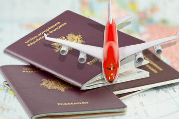avion rouge sur passeports français, concept voyages