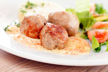 meat balls with mashed potatoes and vegetables