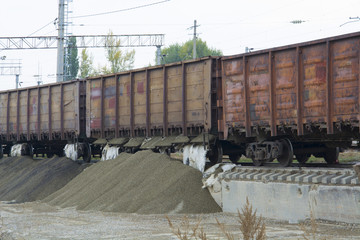 unloading of rubble from railway cars