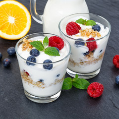 Beeren Joghurt Beere Glas Früchte Müsli Quadrat Schieferplatte Frühstück