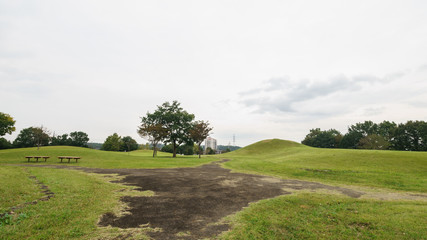 Fototapeta premium 秋の草刈古墳群の風景