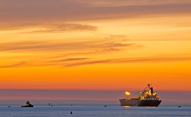 Obraz premium boat by the sea at sunset