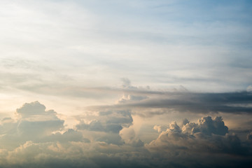 Obraz premium colorful dramatic sky with cloud at sunset.