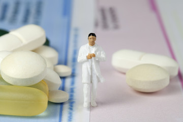 Arzt mit Tabletten, Kassenrezept und Privatrezept, Zweiklassenmedizin