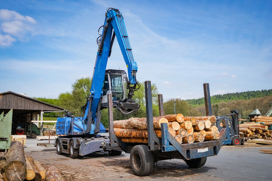 S&auml;gewerk, Kranwagen beim Transport von Rundh&ouml;lzern