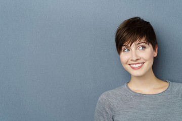 frau schaut zur seite und lacht