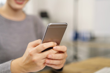 frau tippt nachrichte am mobiltelefon