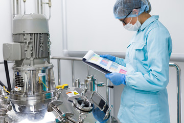 Naklejka premium Inspector in the production control process