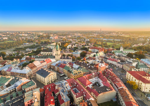 Fototapeta Lublin widziany z powietrza. Krajobraz starego miasta z lotu ptaka, z widocznym Trybunałem koronnym i wieżą Trynitarską.