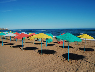 Sombrillas de colores en la playa de Fuengirola