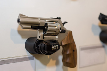 Gun wall rack with revolver