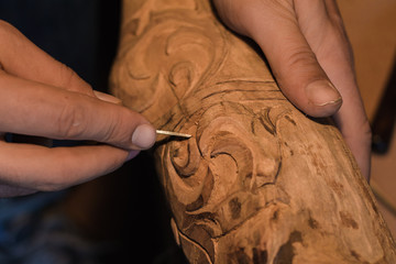 Obraz premium close up picture of woodcarver at work, handcrafting with wood 