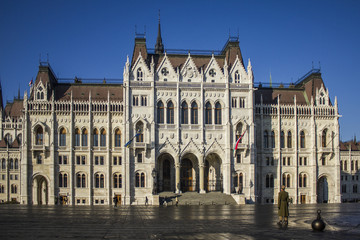 Fototapeta na wymiar parliament of budapest with soldier standing guard, January 2016