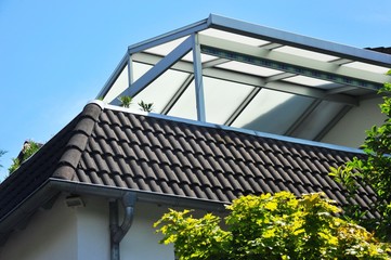 Überdachte Dachterrasse auf modernem Wohnhaus