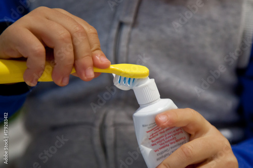 Togliere I Baffetti Con Il Dentifricio