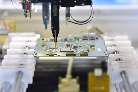Roboter prüft Hauptplatine auf Genauigkeit und Fehler - Qualitätskontrolle in der Elektronikfertigung // Robot checks main board for accuracy and defects - Quality control in electronics production