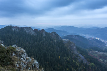 Obraz premium Bulgarian city Smolyan and Rodopi mountain at dawn in the rain.