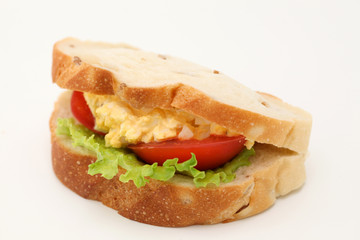 お皿にのせた エッグレタストマトサンド パン サンドウィッチ 白背景