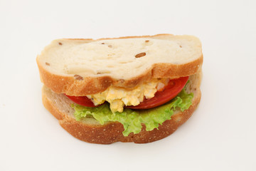 お皿にのせた エッグレタストマトサンド パン サンドウィッチ 白背景