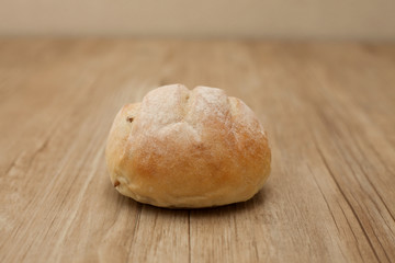 テーブルにのせた フランスパン ライ麦パン クローズアップ