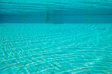 Fototapeta na wymiar Unterwasser Aufnahme Pool mit Mensch