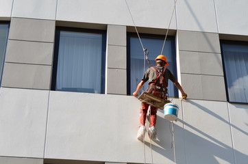 worker measures the window