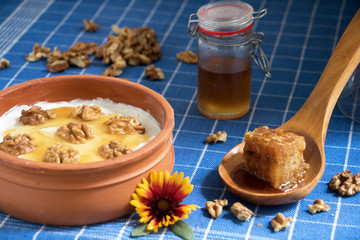 griechischer Joghurt mit Honig und Nüssen
