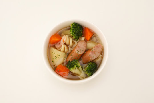 ポトフ 野菜 ソーセージ 煮込み スープ 白背景