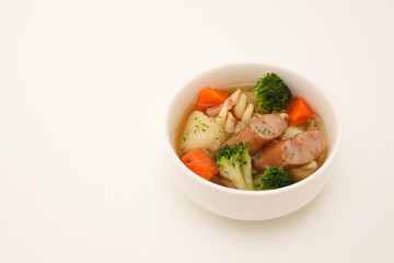 ポトフ 野菜 ソーセージ 煮込み スープ 白背景