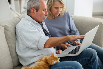 Obraz premium senior couple using computer