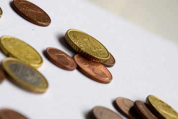 verschiedene abgegriffene Geldmünzen 
