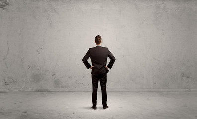 Obraz premium Businessman lost in empty urban space