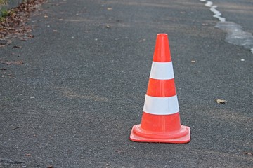 Pylon auf Straßendecke